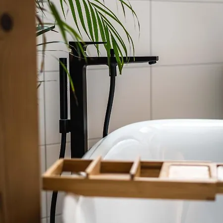 农家乐 霍楚博格特酒店 *